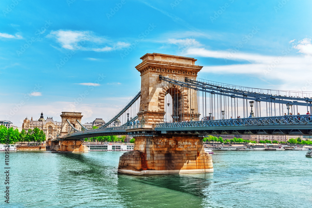 Obraz premium Szechenyi Chain Bridge view from Danube side. Budapest, Hungary.