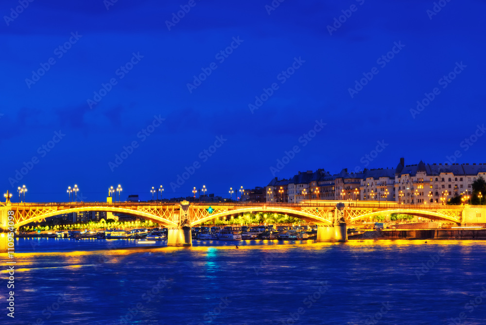 Fototapeta premium Margaret Bridge (sometimes Margit Bridge), Hungary, connecting B