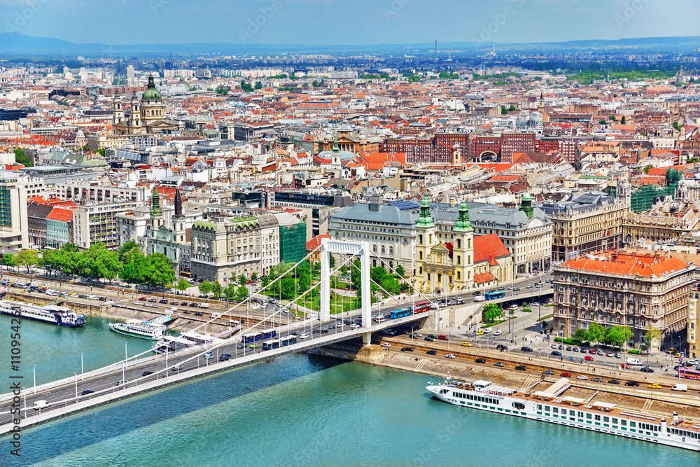 Obraz premium Elisabeth Bridge- newest bridge of Budapest, Hungary, connecting