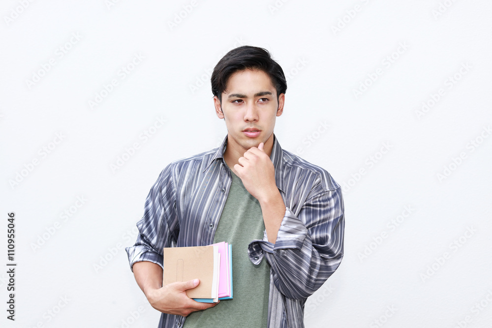 真剣な表情の青年