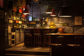 Fotobehang Kroeg Sfeervol pub interieur bij avond  © Dmytro Panchenko