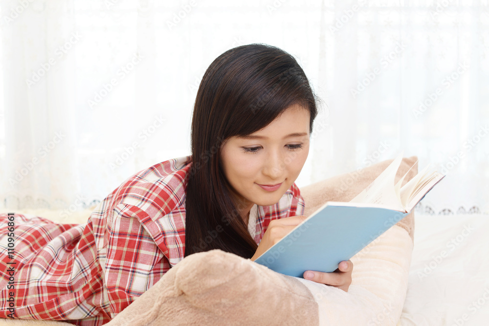 本を読む女性 本を読む女性