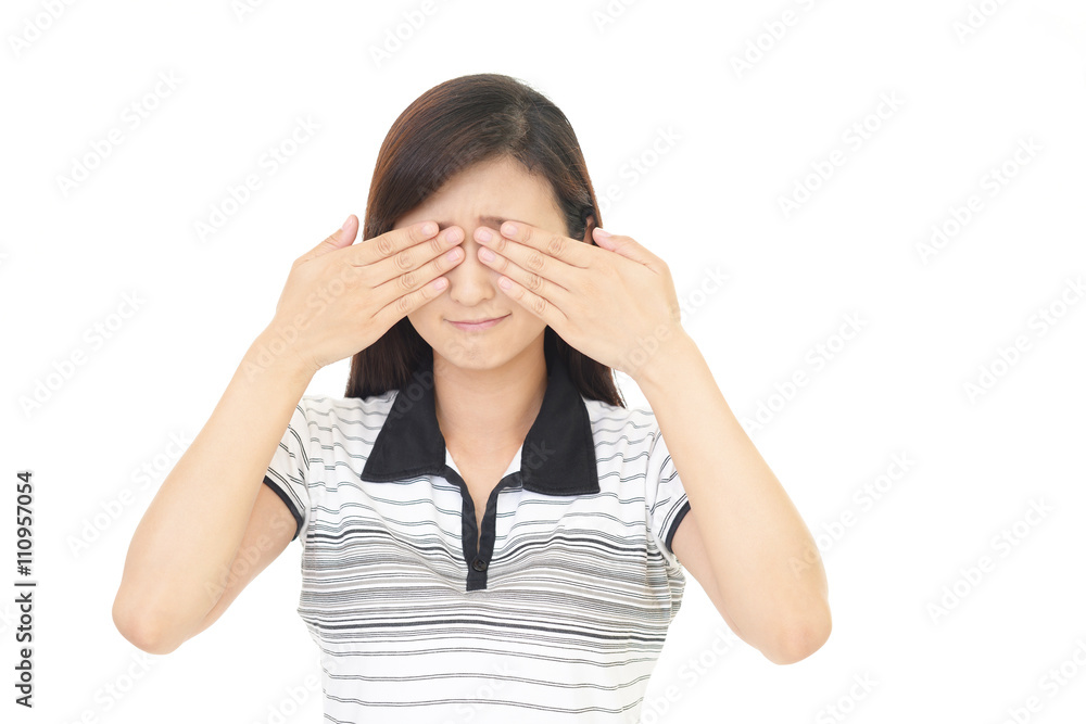 目を覆う女性 目を覆う女性