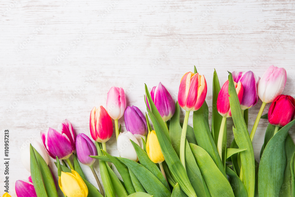 Tulpen Blumenestrauß auf einem Holztisch