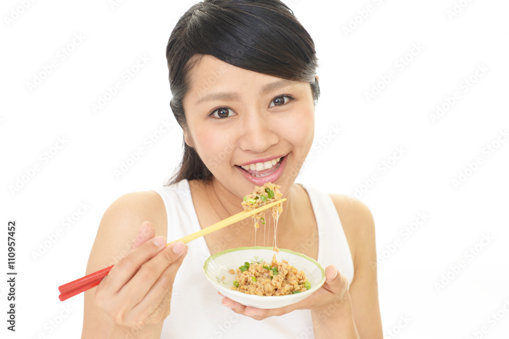 食事を楽しむ女性 食事を楽しむ女性