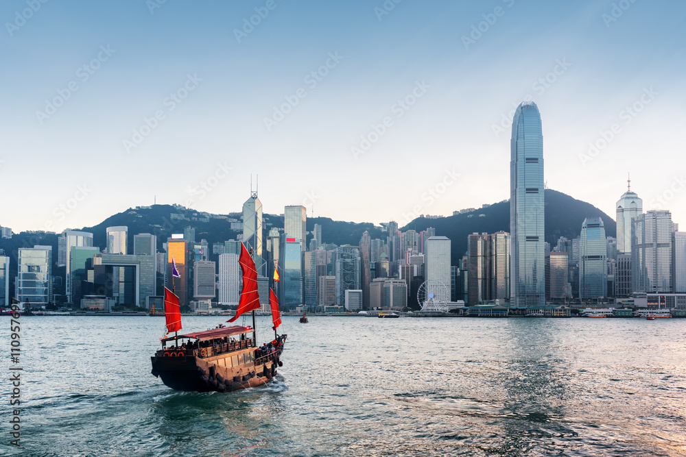 Fototapeta premium Żaglówka turystyczna przecina port Victoria w Hongkongu