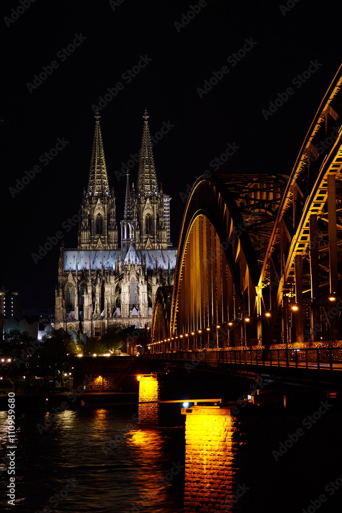 Blick auf den Kölner Dom bei Nacht