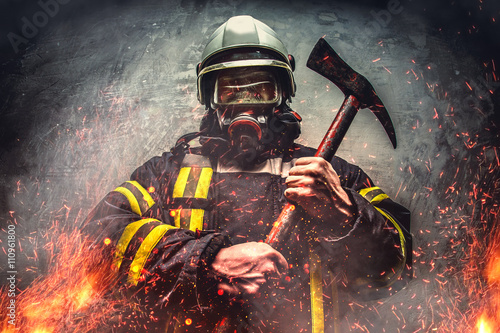 Slika na platnu Rescue firefighter man in oxygen mask.