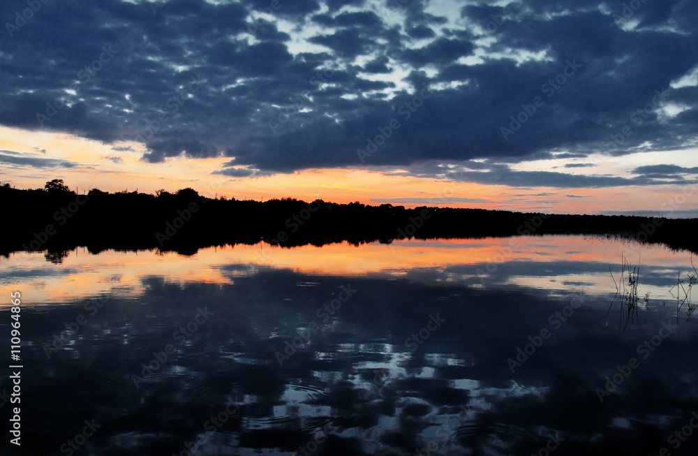 Озеро на закате