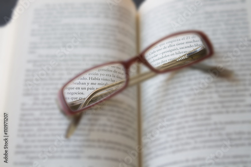 Gafas de lectura sobre libro desenfocado