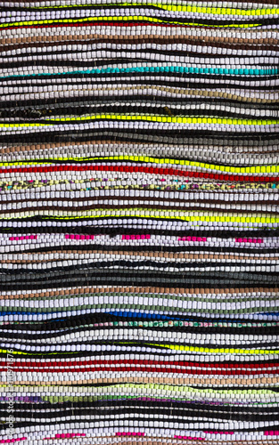 Tapetes coloridos dobrados e empilhados.