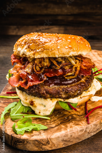 BBQ Burger mit Bacon und Zwiebeln