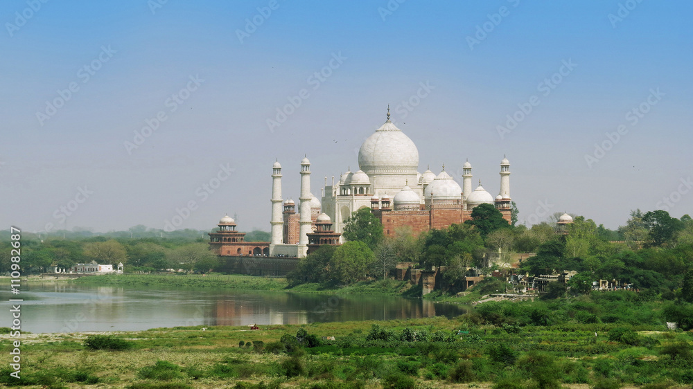 Panoramic view of the Taj Mahal and the the river Yamuna, Agra Panoramic view of the Taj Mahal and the the river Yamuna, Agra