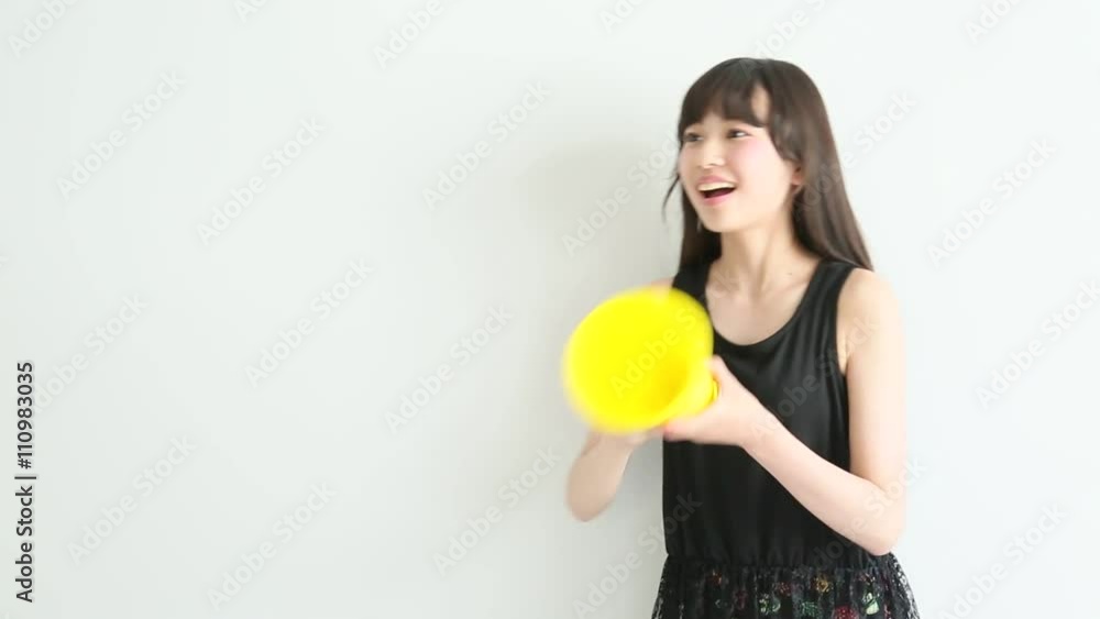 メガホンで応援する少女