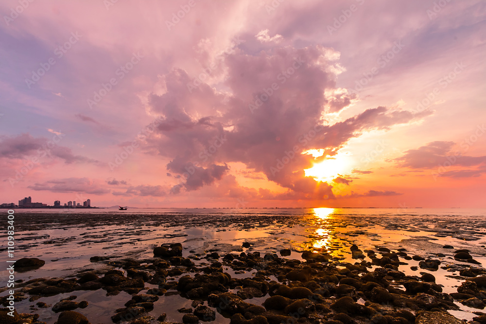 Obraz premium Beautiful sunset on the beach with sky.
