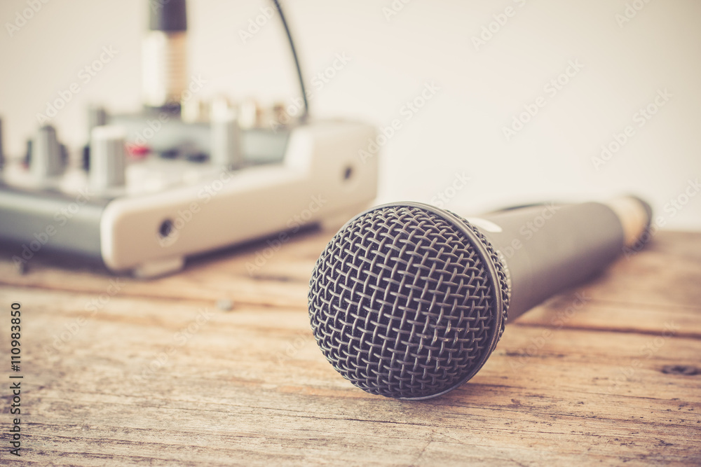 Mikrofon und Mischpult auf Holztisch Stock Photo | Adobe Stock