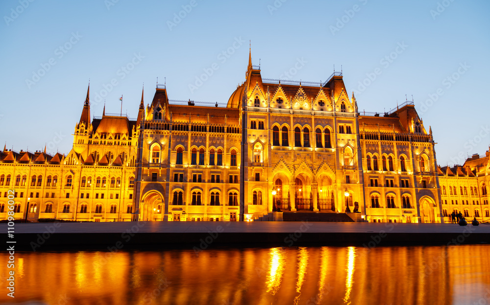Fototapeta premium Illuminated Hungarian Parliament Building, Budapest Hungary.