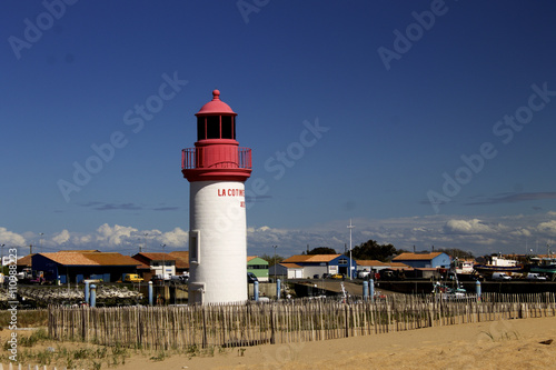 La Cotinière / La Cotinière est un village sur la côte ouest de l'île d'Oléron. Il fait partie de la commune de Saint-Pierre-d'Oléron, dans le département de la Charente-Maritime.