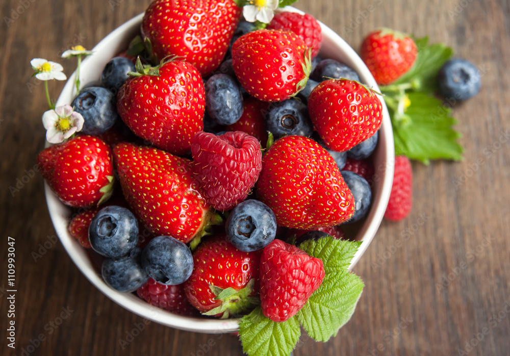 Frische Beerenmischung aus Erdbeeren Himbeeren und Heidelbeeren 