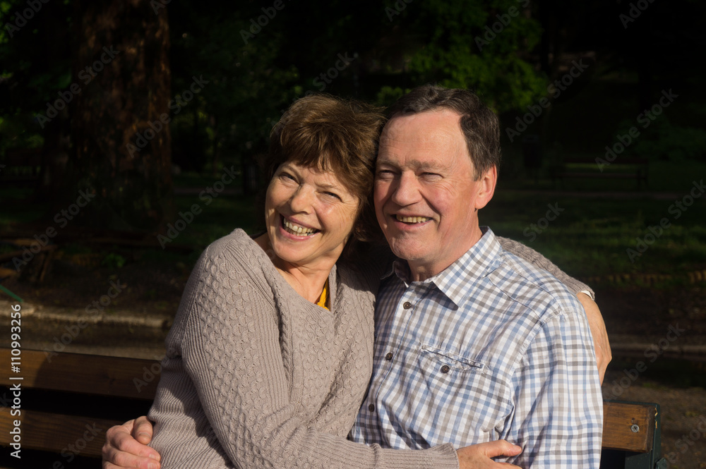 Obraz premium Happy senior couple in a park