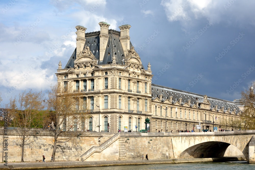 Le Louvre, les Tuileries vues depuis la Seine