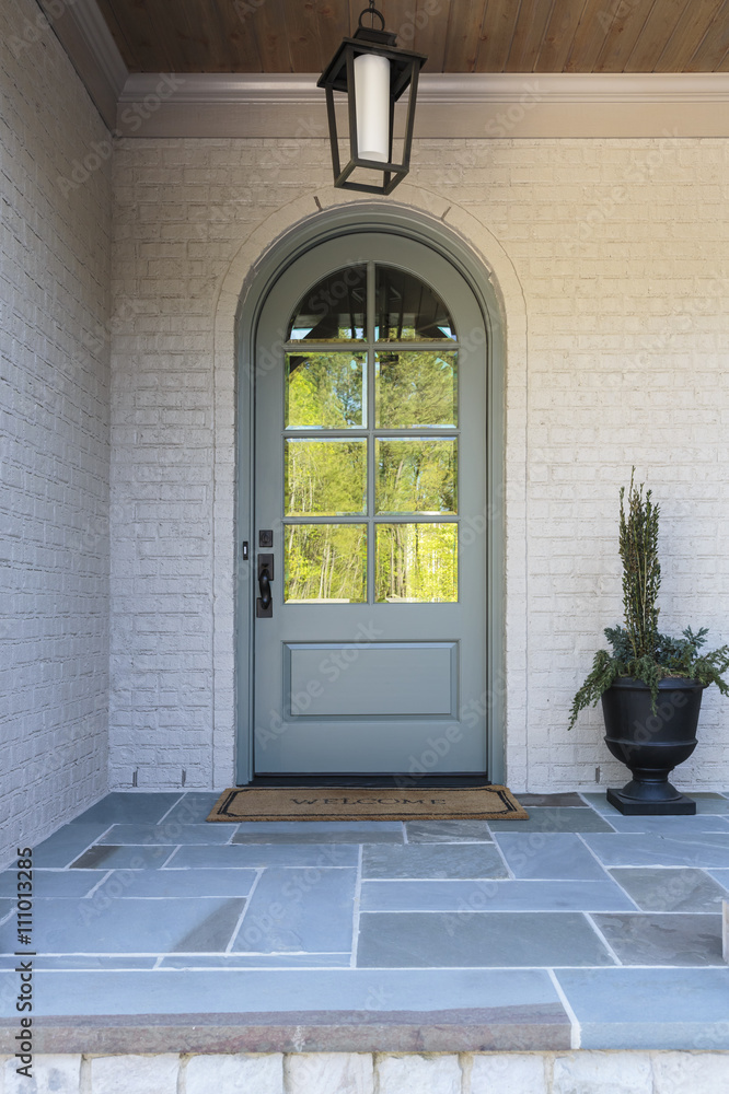 Naklejka premium Front door, close up view an arched door with reflection
