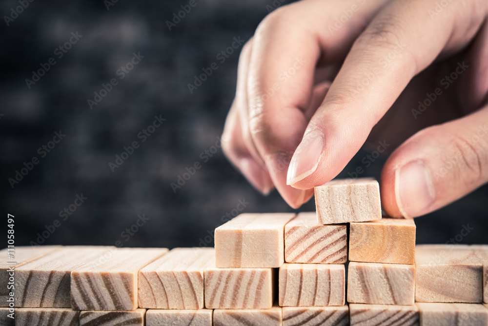 木製のブロックを積み上げている手 木製のブロックを積み上げている手