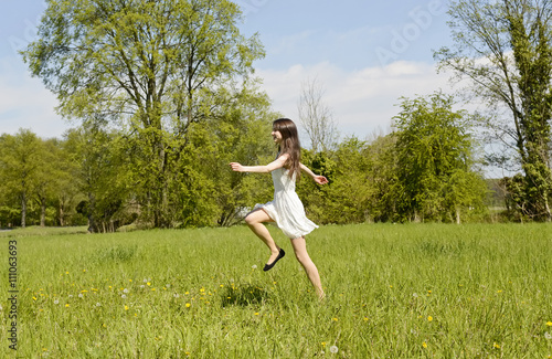 junge Frau auf Blumenwiese © luna