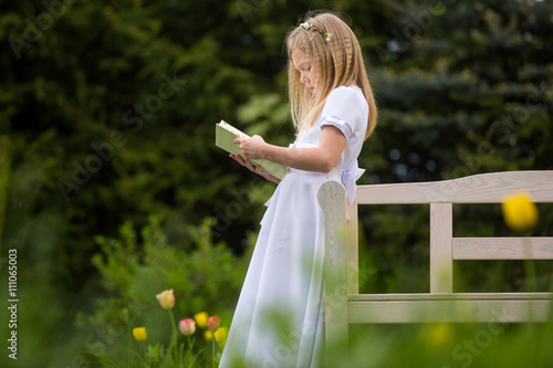 Obraz na płótnie girl going to the first holy communion
w salonie