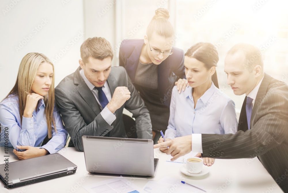 Fototapeta premium business team with laptop having discussion