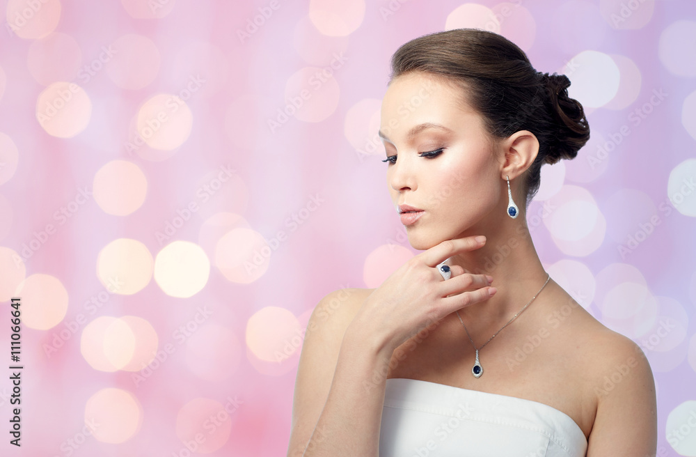 Naklejka premium beautiful woman with earring, ring and pendant