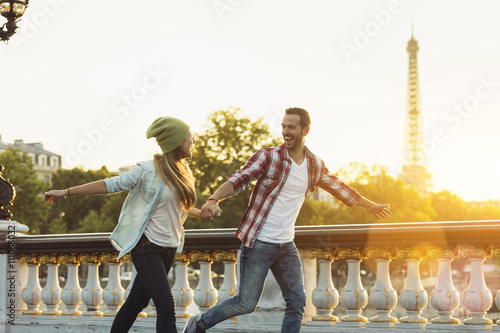 Photography Young couple visiting paris