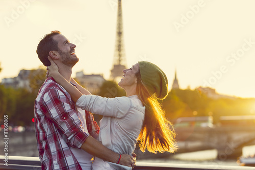 Canvas Print Young couple visiting paris