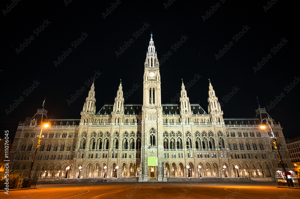 Naklejka premium City Hall (Rathaus) in Vienna, Austria at night
