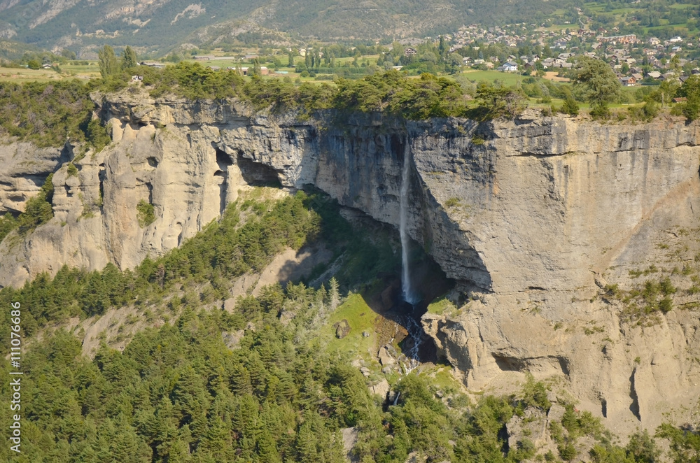 Cascade visible de Mont-Dauphin (Hautes-Alpes)