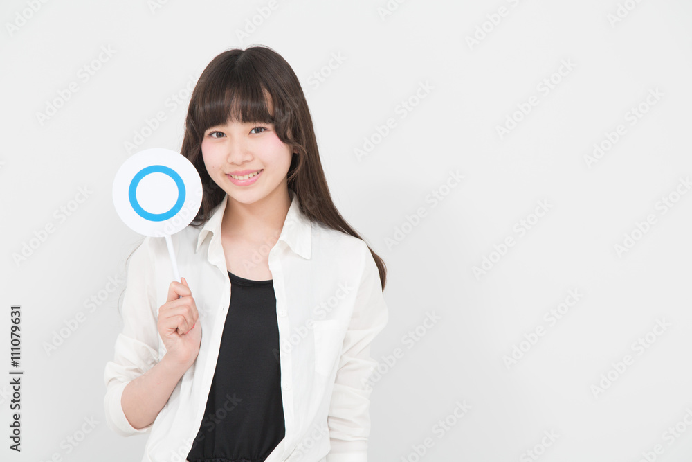 判定する女性 判定する女性