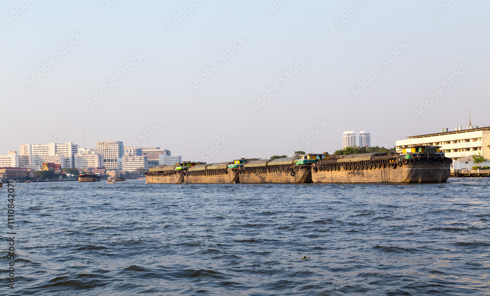 Chao Phraya fluss in bangkok mit frachtschiff