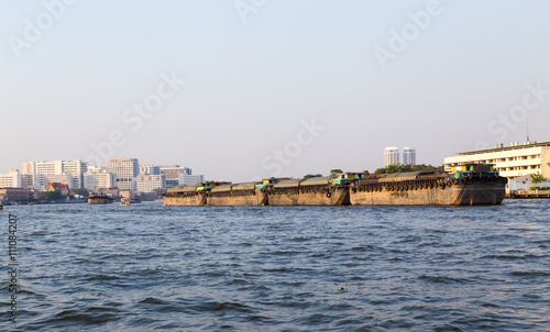 Chao Phraya fluss in bangkok mit frachtschiff © wsf-f