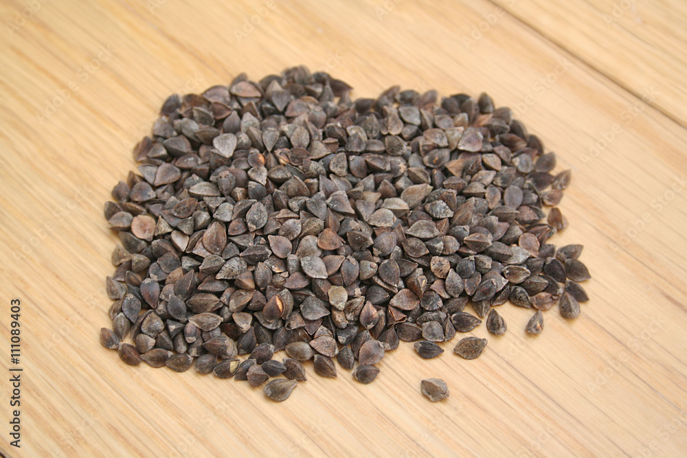 grano saraceno. cereale su tavolo di legno grano saraceno. cereale su tavolo di legno