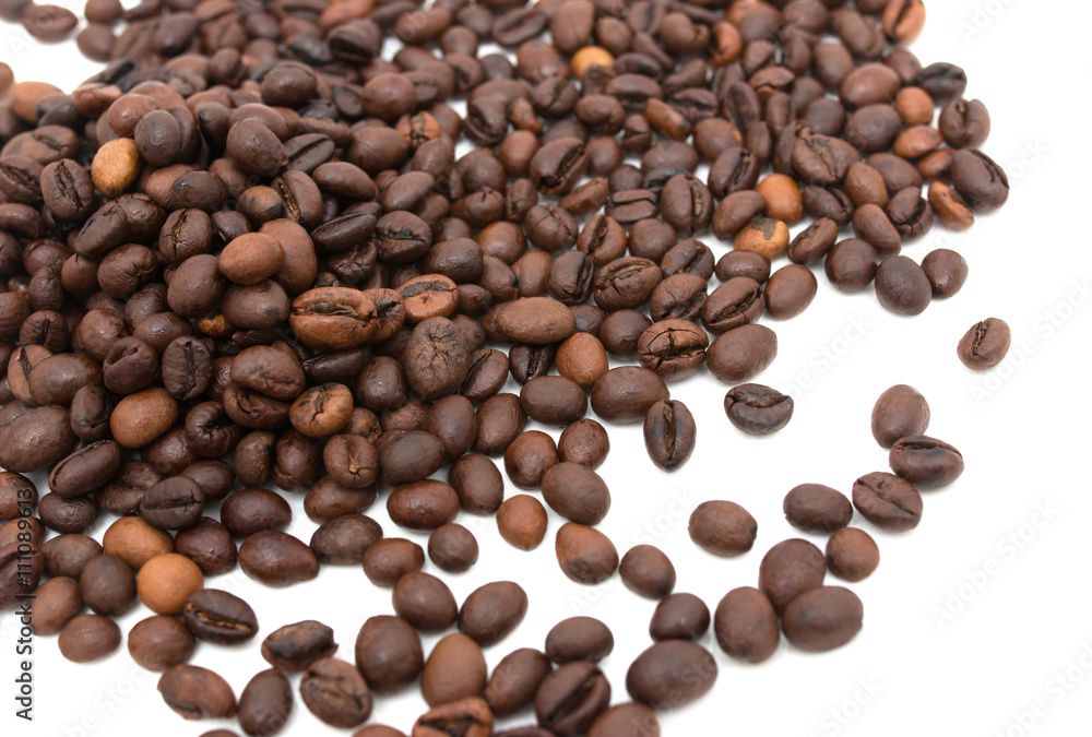 Fototapeta premium roasted coffee beans on a white background