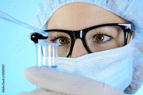 Konstfotografi Wissenschaftler, Arzt oder Laborant mit Reagenzglas bei Versuch und Forschung im