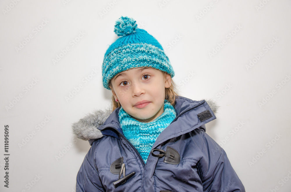 Niña rubia con ropa de abrigo en invierno Niña rubia con ropa de abrigo en invierno