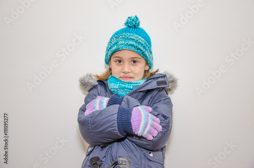Niña rubia con ropa de abrigo en invierno