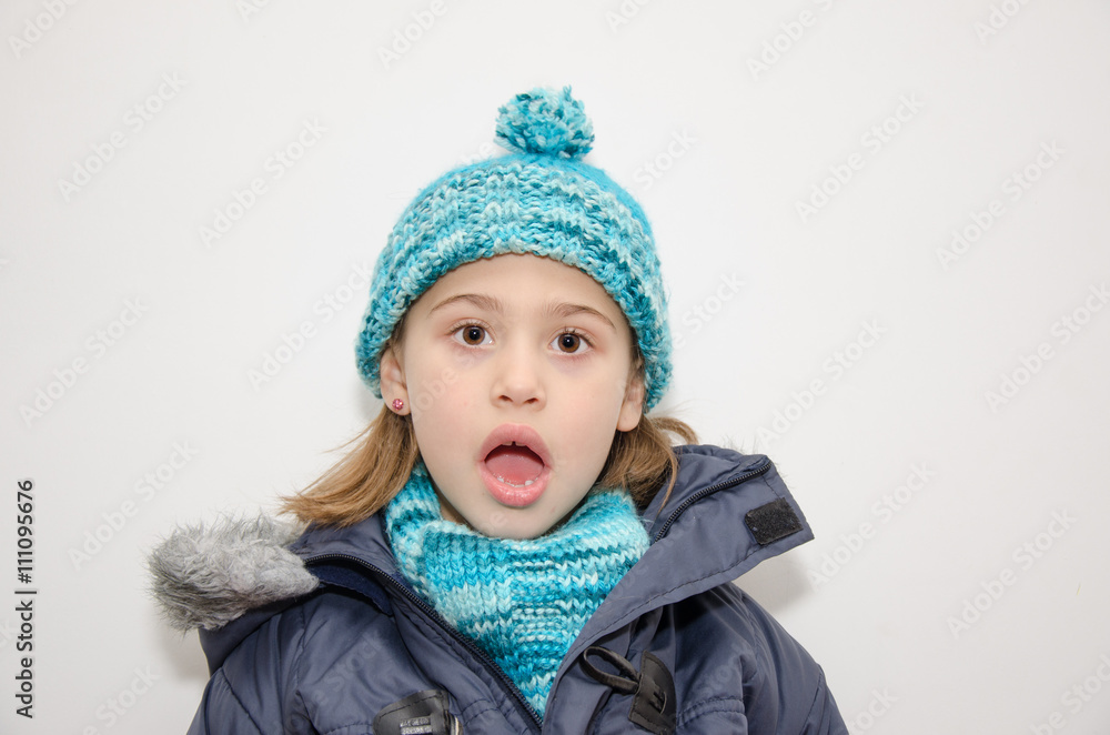 Niña rubia con ropa de abrigo en invierno Niña rubia con ropa de abrigo en invierno