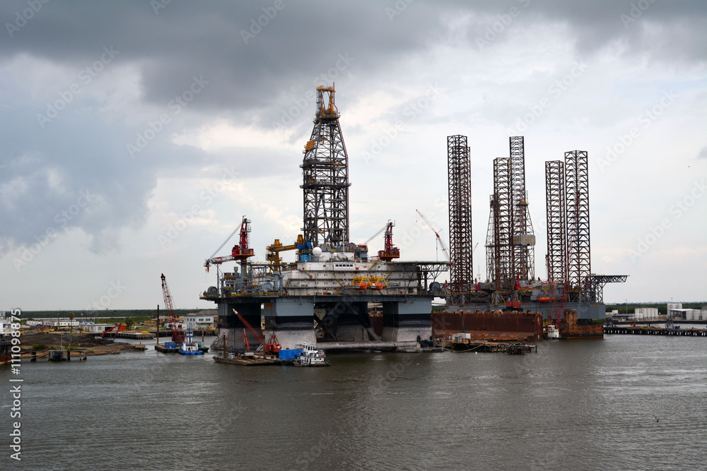 Fototapeta premium Oil Rig/Large oil rig off the coast of Texas on a cloudy and stormy day.