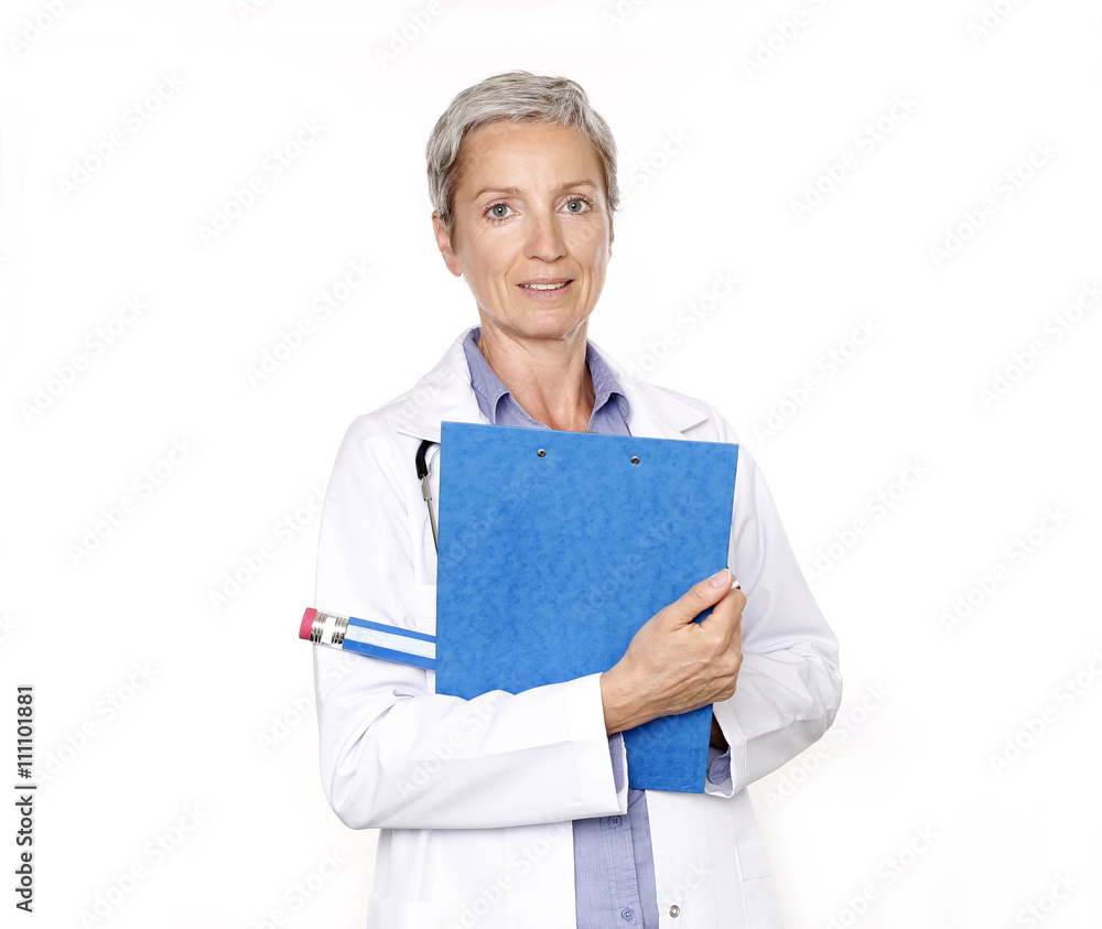 Ärztin mit blauem Riesen Stift und Klemmbrett schaut in die Kamera Ärztin mit blauem Riesen Stift und Klemmbrett schaut in die Kamera