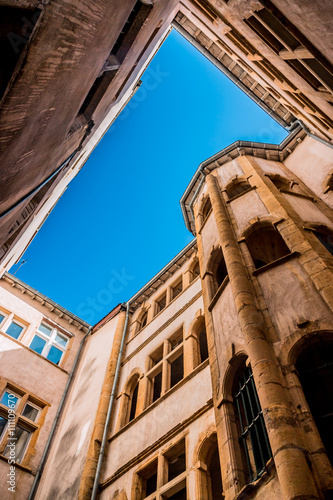 Cours d'immeubles dans le quartier Saint-Jean du Vieux Lyon