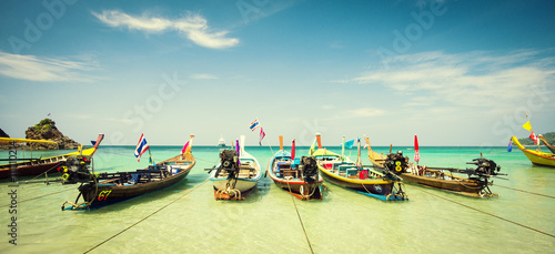 Припаркованные лодки на берегу пляжа в Таиланде