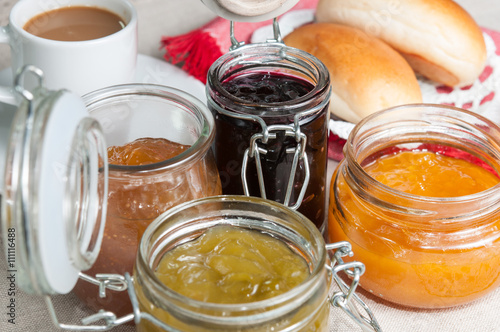 Desayuno con bollos y mermeladas de distintos sabores