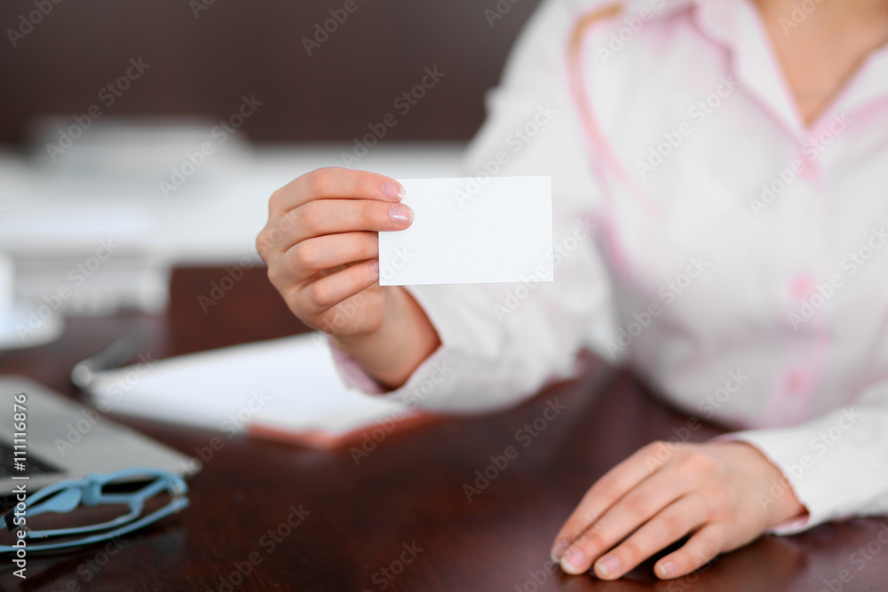 Obraz premium Business woman giving visit card